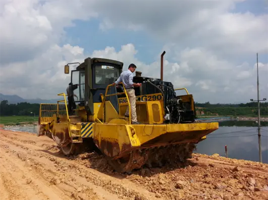 Sửa chữa thủy lực trên máy ủi rác