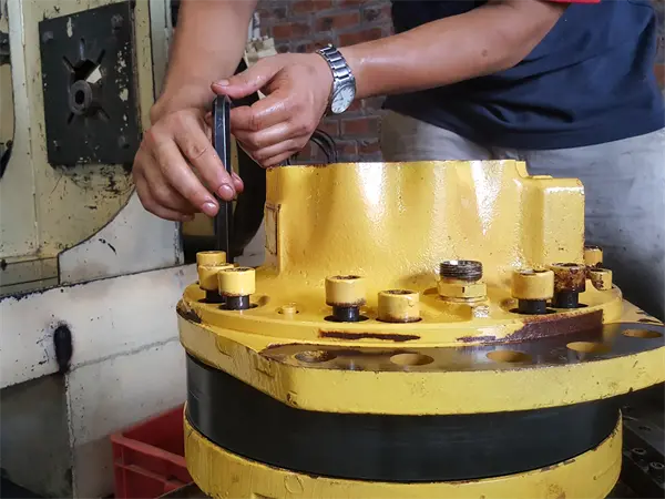 sửa chữa motor thủy lực xe lu rung