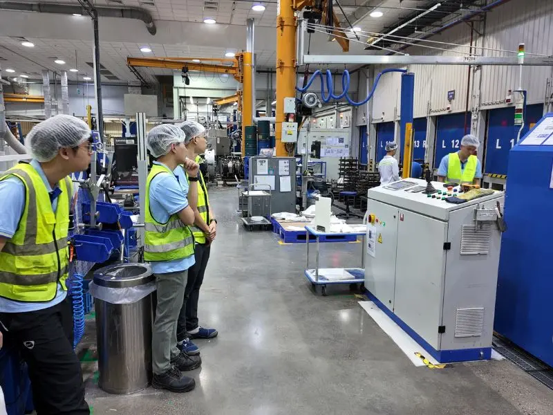 Thiết Kế Và Chế Tạo Máy Tháo Lắp Khuôn Tự Động A/D